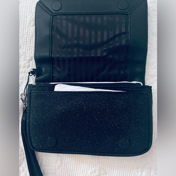 NWT VICTORIA’S SECRET CLUTCH WRISTLET
SPARKLY BLACK WITH BLING BOW - Picture 7 of 7